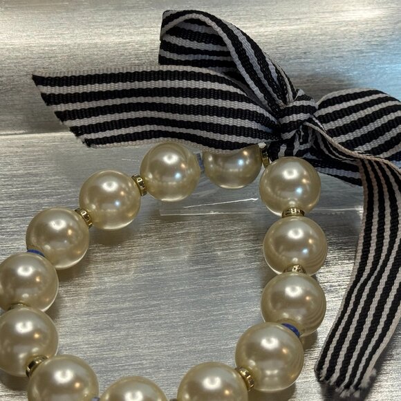 🌼 Vintage-Inspired Pearl Stretch Bracelet w/ Striped Ribbon Bow - Picture 2 of 3